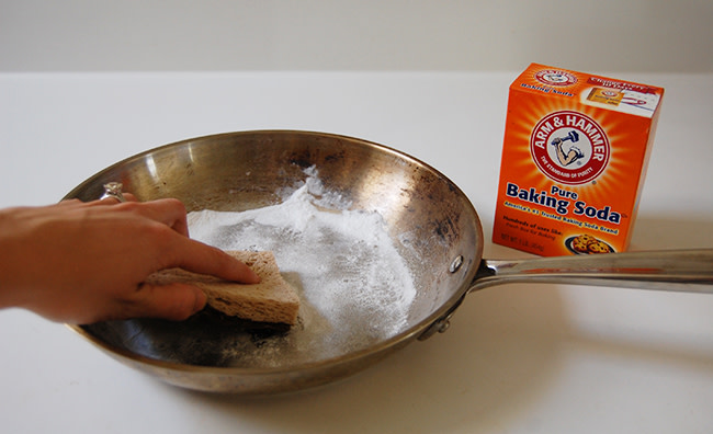 Cách làm sạch nồi chảo inox bị cháy bằng baking soda Cách làm sạch nồi chảo inox bị cháy bằng baking soda