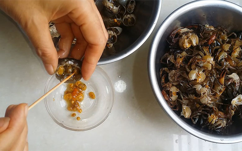 ckeditor_3147230-1 Cách xay cua bằng máy xay sinh tố tiếp đến khêu gạch cua trong mai ra bát nhỏ